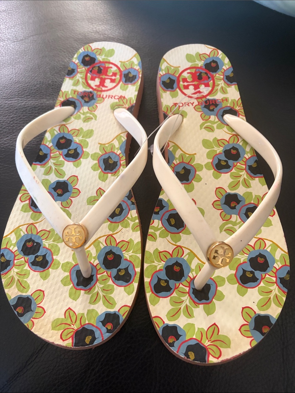 Tory Burch size 7 cream flip flops.